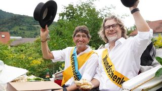 Karl-Heinz Zecher (l.) und Maik Lommatzsch schlüpften in die Rollen der Traditionsfiguren der Kerb.