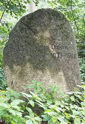 Der Gedenkstein am Kirchberg mit den beiden Inschriften aus den Jahren 1954 (l.) und 1991 – fast ein halbes Jahrhundert hatte es gedauert, bis die Opfer tatsächlich benannt wurden.