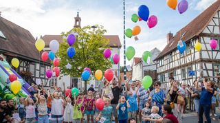 Das Römerfest in Gronau wurde in diesem Jahr zum 40. Mal gefeiert. Für die Kinder war ein Luftballonwettbewerb organisiert worden.
