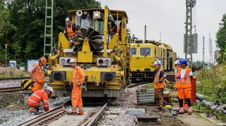 In der Nähe des Bahnhofs Mörfelden-Walldorf wird mit einer Stopfmaschine der Schotter zwischen den neu eingebauten Gleisen und Weichen verdichtet.