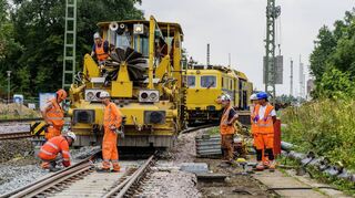 In der Nähe des Bahnhofs Mörfelden-Walldorf wird mit einer Stopfmaschine der Schotter zwischen den neu eingebauten Gleisen und Weichen verdichtet.
