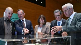 Begutachten ein Modell: Aleph-Alpha-Chef Jonas Andrulis (v.l.), Bundesdigital-minister Volker Wissing, Silke Lohmiller und Reinhold Geilsdörfer von der Dieter Schwarz Stiftung sowie Ministerpräsident Winfried Kretschmann im August 2023.