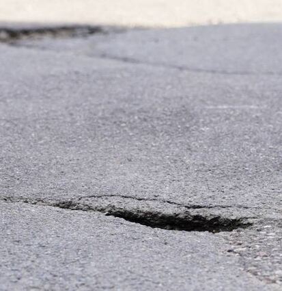 Ein Kritikpunkt waren massive Löcher in den Straßen, hier die Waldstraße.