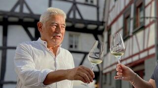 Weingilde-Vorsitzender Manfred Berg und Weinkönigin Katja Simon stießen beim Sommerfest auf ein gutes Miteinander an. Thematisiert wurden auch die aktuelle Krise der Weinwirtschaft und die Empfehlungen zum Alkoholkonsum.