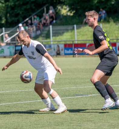 Leonardo Muzhaqui (links, hier im Heimspiel gegen Eintracht Bürstadt mit Jonas Neher) kann bei der SG Reichenbach den Unterschied machen.