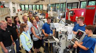 Dentsply Sirona beteiligte sich in den Sommerferien an den hessischen Praktikumswochen. Landtagsabgeordnete Josefine Koebe (SPD, 5.v.r.) informierte sich im Ausbildungsbereich des Dentalunternehmens.