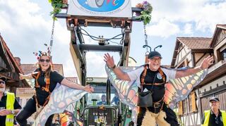 Als Schmetterlinge schwebten die OMC-Mitglieder durch die Straßen.