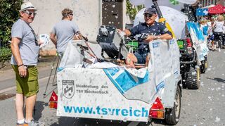 Mit einer Schaumkanone sorgte die Ski-Abteilung des TSV kurzzeitig für ungewöhnliches Wetter in Reichenbach.