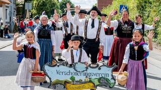 Der Verschönerungsverein zeigte sich beim Umzug in Tracht.