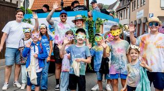 Auch die Vogelschutzgruppe Lautertal-Reichenbach war vertreten. Die jüngsten Mitglieder des Vereins liefen in der Fußgruppe als kleine Vögel mit.