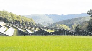 Zwischen Siedelsbrunn und Kreidacher Höhe erstreckt sich der neue Solarpark. Dort wird nicht nur grüner Strom produziert, sondern auch gespeichert.