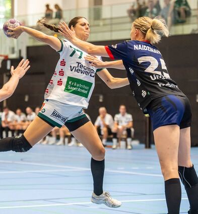 Gleich zweimal bezwangen die Flames beim Turnier Neckarsulm den zukünftigen Bundesliga-Gegner Frisch Auf Göppingen. Hier versucht Kim Naidzinavicius (re.) die Ex-Bensheimerin Carmen Moser am Wurf zu hindern. t