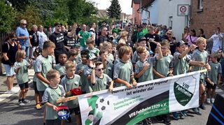 Der VfR Fehlheim nahm mit einer stattlichen Zahl an Nachwuchs-Sportlern am Kerweumzug teil.