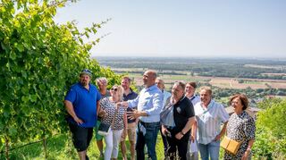 Landwirtschaftsminister Ingmar Jung (5.v.l.) Informierte sich in Zwingenberg über die Flurbereinigung, zusammen mit Winzern und Kreisbeigeordneten Matthias Schimpf, (4.v.r.) und Jörg Ritter vom Amt für Bodenmanagment, (2.v.r.)