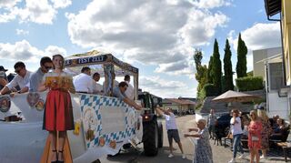 Der „Schorle-Club“ warb schon einmal für das Oktoberfest. Dazu gab es Weißwurst mit Laugengebäck.