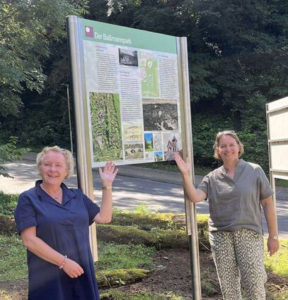 Erste Stadträtin Nicole Rauber-Jung (li.) und Claudia Sosniak, Leiterin des Stadtarchivs vor der neuen Info-Tafel zum Baßmannpark.