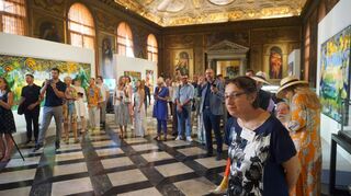 Vernissage in Venedig: Das Publikum ist von der Atmosphäre beeindruckt – und von dem Dialog, den Brixys Arbeiten mit der Kunst der alten Meister entfalten.