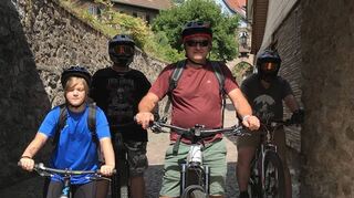 Gut ausgerüstet begann die Fahrradtour mit Sozialpädagoge Ralf Feustel an den Stadttoren von Lindenfels.