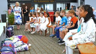 Die neuen Erstklässler der Elmshäuser Grundschule hatten in der ersten Reihe Platz genommen. Mit Worten der Schulleiterin Claudia Sudheimer und Vorführungen der Schüler der zweiten, dritten und vierten Klassen wurden sie in einer fröhlichen Feier willkommen geheißen.