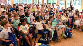 Rektorin Jutta Rothfritz begrüßte die insgesamt 130 neuen Erstklässler der Wingertsbergschule erstmals im Haus Emmaus.