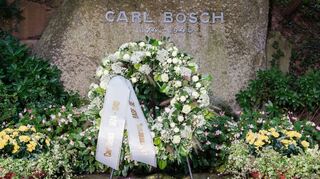 Mit dem Kranz am Grab von Carl Bosch auf dem Heidelberger Bergfriedhof ehrt die BASF den Nobelpreisträger zu seinem 150. Geburtstag.