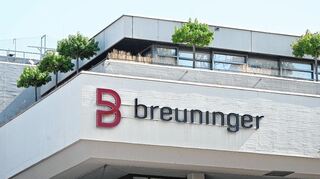 Das Logo von Breuninger am Stammhaus in Stuttgart.