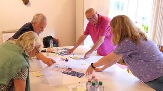 Christel Landenberger, Andreas Krauß, Harald Gerhard und Annika Westenberger (von links) bereiten ein Plakat für den Ökomarkt vor.