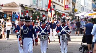 Die Bürgerwehr Oald Bensem auf dem Weg zur Eröffnungsfeier ins Winzerdorf.