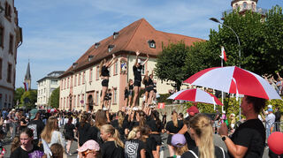 Hunderte Teilnehmer und Tausende Zuschauer am Straßenrand: Der Winzerfestumzug 2024 war wieder eine fröhliche, farbenfrohe Parade. Bild: Thomas Zelinger