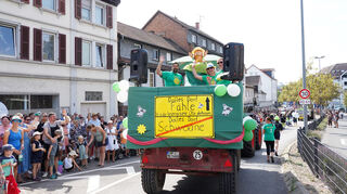Hunderte Teilnehmer und Tausende Zuschauer am Straßenrand: Der Winzerfestumzug 2024 war wieder eine fröhliche, farbenfrohe Parade. Bild: Thomas Zelinger