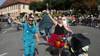 Hunderte Teilnehmer und Tausende Zuschauer am Straßenrand: Der Winzerfestumzug 2024 war wieder eine fröhliche, farbenfrohe Parade. Bild: Thomas Zelinger