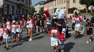 Hunderte Teilnehmer und Tausende Zuschauer am Straßenrand: Der Winzerfestumzug 2024 war wieder eine fröhliche, farbenfrohe Parade. Bild: Thomas Zelinger
