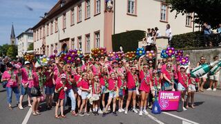 Die Frauenfastnachterinnen setzten ganz in Pink wieder einen farbenfrohen Akzent.