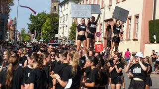 „Winzerfest is the best“ titelten die Cheerleader der TSV Auerbach.