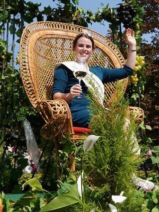 Die Bergsträßer Weinkönigin Katja Simon auf ihrem Thron.