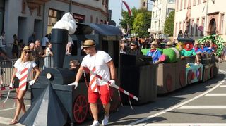 „Bensemer Blüten und Bergsträßer Wein, die Ringer fahren zum Feiern ein“, lautete das Motto des KSV, der mit einer Eisenbahnlok daherkam.
