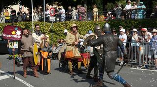 Der Verein Sterntaler präsentierte sich im Mittelalter-Look und zeigte kämpfende Ritter im Kettenhemd.