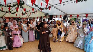 Umringt von zahlreichen Ehrengästen stimmte die Fraa vun Bensem, verkörpert von Doris Walter, die Gäste auf das 86. Bergsträßer Winzerfest ein. Dabei bat sie alle auch darum, sich untereinander, dem Personal und den Einsatzkräften gegenüber rücksichtsvoll zu verhalten.