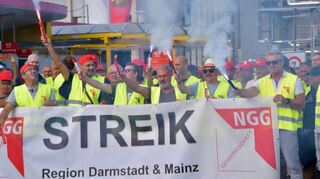 Die Frühschichten von Langnese und Intersnack aus Alsbach-Hähnlein streiken am Langnese Standort in Heppenheim. Rechts: Hermann Soggeberg, Konzernbetriebsratsvorsitzender bei Unilever Hamburg.