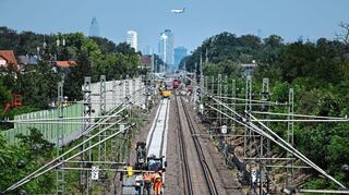 Bei den Gleisarbeiten auf der Riedbahn, hier zwischen Mörfelden und Walldorf, geht es voran. Doch die Einführung des ETCS-Systems wird sich verzögern.