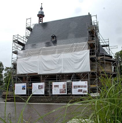 An ein Verhüllungsprojekt von Künstler Christo fühlte sich mancher Betrachter der Königshalle im Jahr 2011 erinnert.