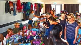 Ein Flohmarkt für Kinderkleidung und andere Waren „rund ums Kind“ organisierte der Verein „Pro Kids“. Im Saal des Bürgerhauses hatten zehn Anbieter ihre Tische mit Kinderkleidung, Spielsachen und weiteren Waren bestückt und freuten sich auf die Besucher.