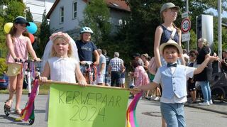 Das Kerwepaar Greta und Henri winkte fröhlich und routiniert dem Publikum am Straßenrand zu.