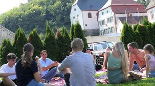 Bürgermeisterkandidat Maximilian Klöss (Dritter von links) traf junge Leute beim Picknick mit Eis.