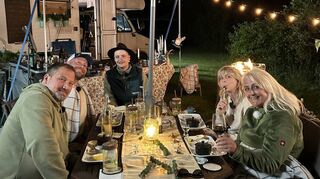 Tim Strahl (Mitte) vor seinem Wohnmobil „Hope“ beim Camping-Dinner mit seinen Mitbewerbern (v.l.) Heiko, Alexander, Antonia und Gabriele.