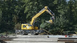 Am Bahnübergang in der Pfaffenaue hat der Bagger zurzeit Vorfahrt. Hier finden gerade Arbeiten am Gleisbett statt.