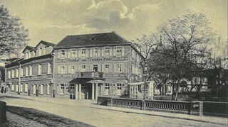 <p>Das "Deutsche Haus" um 1920: Nach Plänen von Heinrich Metzendorf wurde das Gebäude Anfang des 20. Jahrhunderts umgebaut.</p>