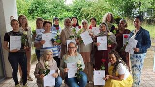 Aus insgesamt neun Herkunftsländern stammen die Teilnehmerinnen des jüngsten Integrationskurses des Caritas-Zentrums, den 20 Frauen nun abgeschlossen haben.