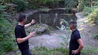 Vereinsvorsitzender Nicolai Poeplau (l.) und Dennis Fischer vom Vorstand der Vogelschützer gaben Besuchern des Vogelparks Informationen zum neuen Eulenschwalm-Gehege und zu den Plänen für die naturnahe Umgestaltung des Teichs. Dieser soll ein bevorzugter Aufenthaltsort für einheimische Amphibien werden.