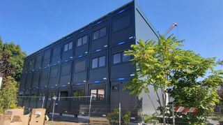 An der Friedrich-Ebert-Straße wird derzeit eine Wohncontaineranlage aufgestellt, in der ab November rund 200 Geflüchtete untergebracht werden sollen.